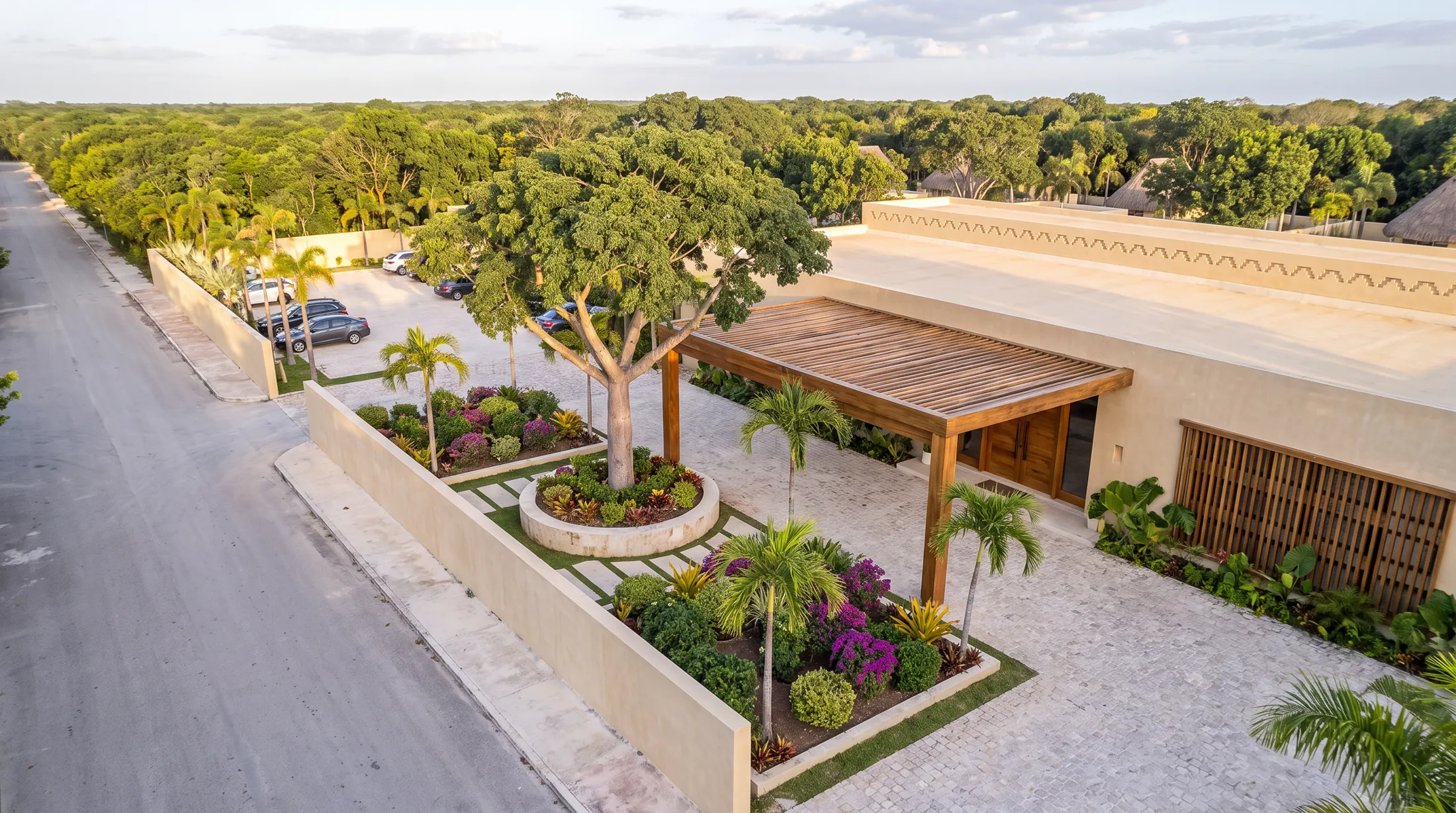 Llegada a la Casa Maya bajo un árbol de ramón y una pérgola de tzalam